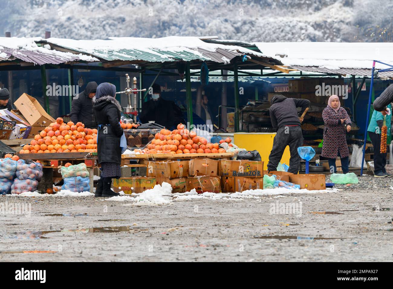 Stallmarkt an der Straße im ländlichen Tadschikistan bei Nurek. Lokale tadschikische Händler in Zentralasien, die Obst und Lebensmittel verkaufen. Stockfoto