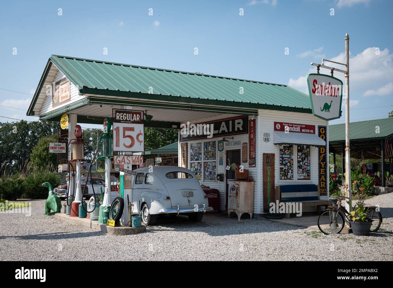 Der weiße, klassische Ford Super Deluxe an der alten Tankstelle tagsüber Stockfoto