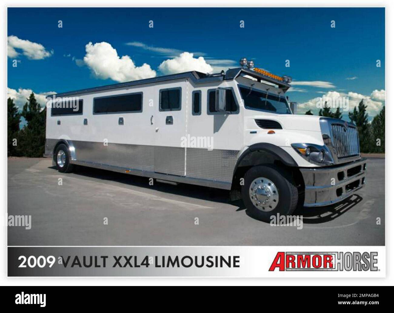 Brauchen Sie zusätzliche Sicherheit für eine Nacht, wie wäre es mit einer gepanzerten Limousine? Vault Services mit Sitz in Dallas, Texas, hat eine exotische Flotte aufgebaut, die die Transportbranche mit Chauffeur revolutioniert. Reggie Bush soll einen für seine Liebste Kim Kardashian angeheuert haben, während der NFL Superbowl in Miami. Der TRESOR ist geräumiger als ein Supertrampe und sicherer als eine herkömmliche SUV-Limousine. Er verfügt über kugelsichere Rüstungen und Sicherheitsmerkmale, die nur von gepanzerten Fahrzeugen erwartet werden, die lange Zeit für den sicheren Transport von Bargeld verwendet werden. Diese atemberaubenden Limousinen kommen komplett mit einer Auswahl an Interio Stockfoto