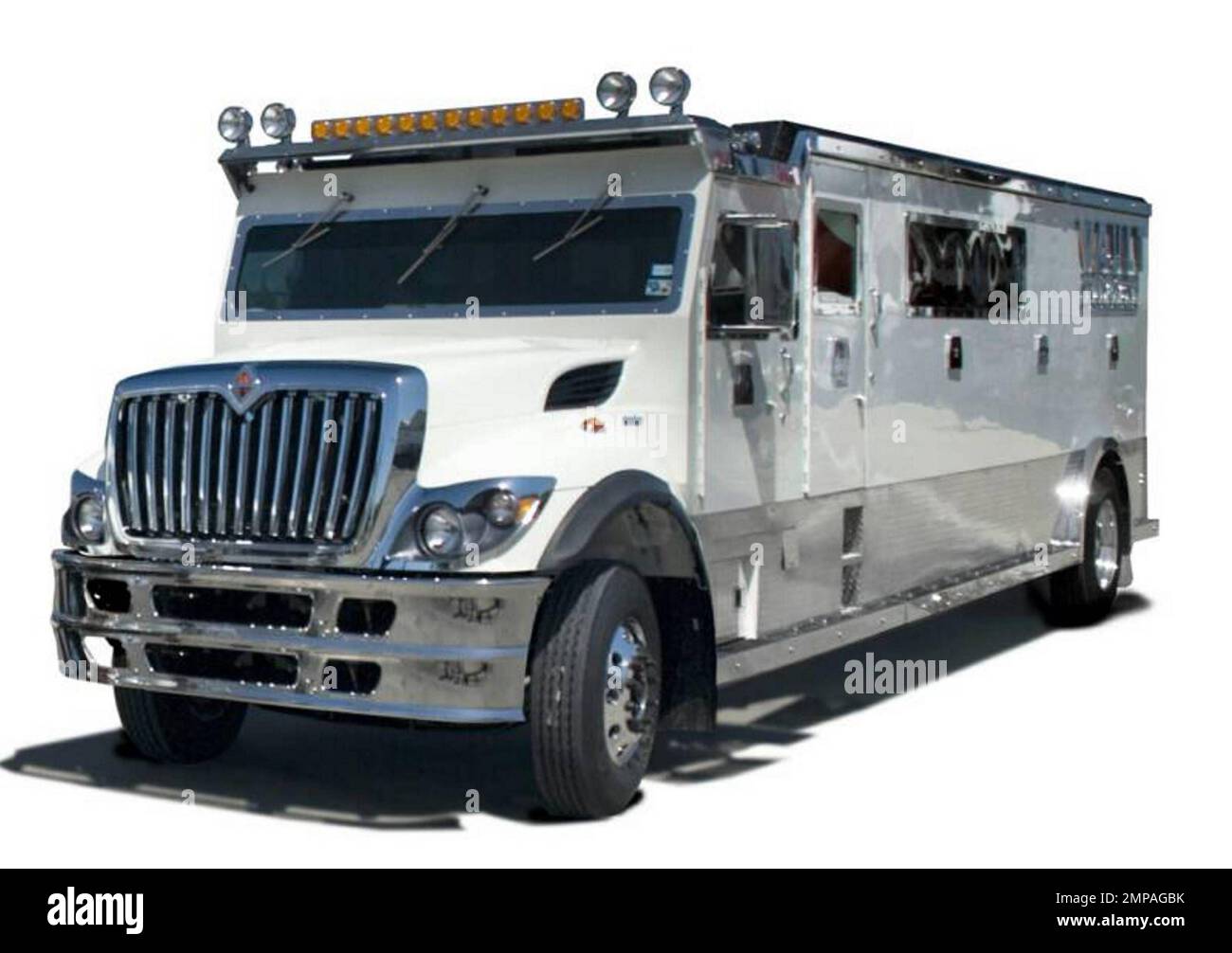 Brauchen Sie zusätzliche Sicherheit für eine Nacht, wie wäre es mit einer gepanzerten Limousine? Vault Services mit Sitz in Dallas, Texas, hat eine exotische Flotte aufgebaut, die die Transportbranche mit Chauffeur revolutioniert. Reggie Bush soll einen für seine Liebste Kim Kardashian angeheuert haben, während der NFL Superbowl in Miami. Der TRESOR ist geräumiger als ein Supertrampe und sicherer als eine herkömmliche SUV-Limousine. Er verfügt über kugelsichere Rüstungen und Sicherheitsmerkmale, die nur von gepanzerten Fahrzeugen erwartet werden, die lange Zeit für den sicheren Transport von Bargeld verwendet werden. Diese atemberaubenden Limousinen kommen komplett mit einer Auswahl an Interio Stockfoto