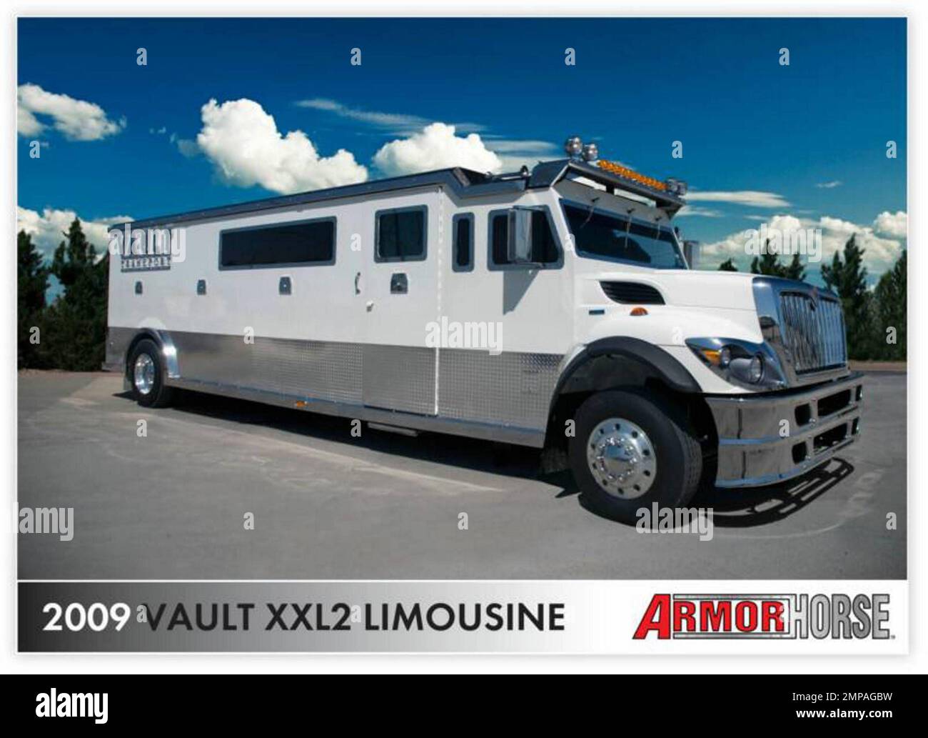 Brauchen Sie zusätzliche Sicherheit für eine Nacht, wie wäre es mit einer gepanzerten Limousine? Vault Services mit Sitz in Dallas, Texas, hat eine exotische Flotte aufgebaut, die die Transportbranche mit Chauffeur revolutioniert. Reggie Bush soll einen für seine Liebste Kim Kardashian angeheuert haben, während der NFL Superbowl in Miami. Der TRESOR ist geräumiger als ein Supertrampe und sicherer als eine herkömmliche SUV-Limousine. Er verfügt über kugelsichere Rüstungen und Sicherheitsmerkmale, die nur von gepanzerten Fahrzeugen erwartet werden, die lange Zeit für den sicheren Transport von Bargeld verwendet werden. Diese atemberaubenden Limousinen kommen komplett mit einer Auswahl an Interio Stockfoto