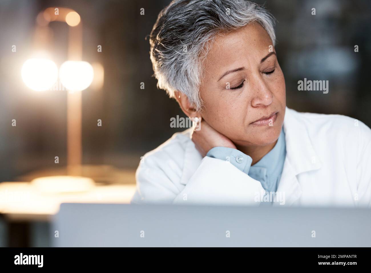 Nacht-, Stress- und Nackenschmerzen mit Arzt am Laptop zur medizinischen, Denkens- und Terminüberprüfung. Burnout, Rechenschaftspflicht und psychische Gesundheit mit Senioren Stockfoto
