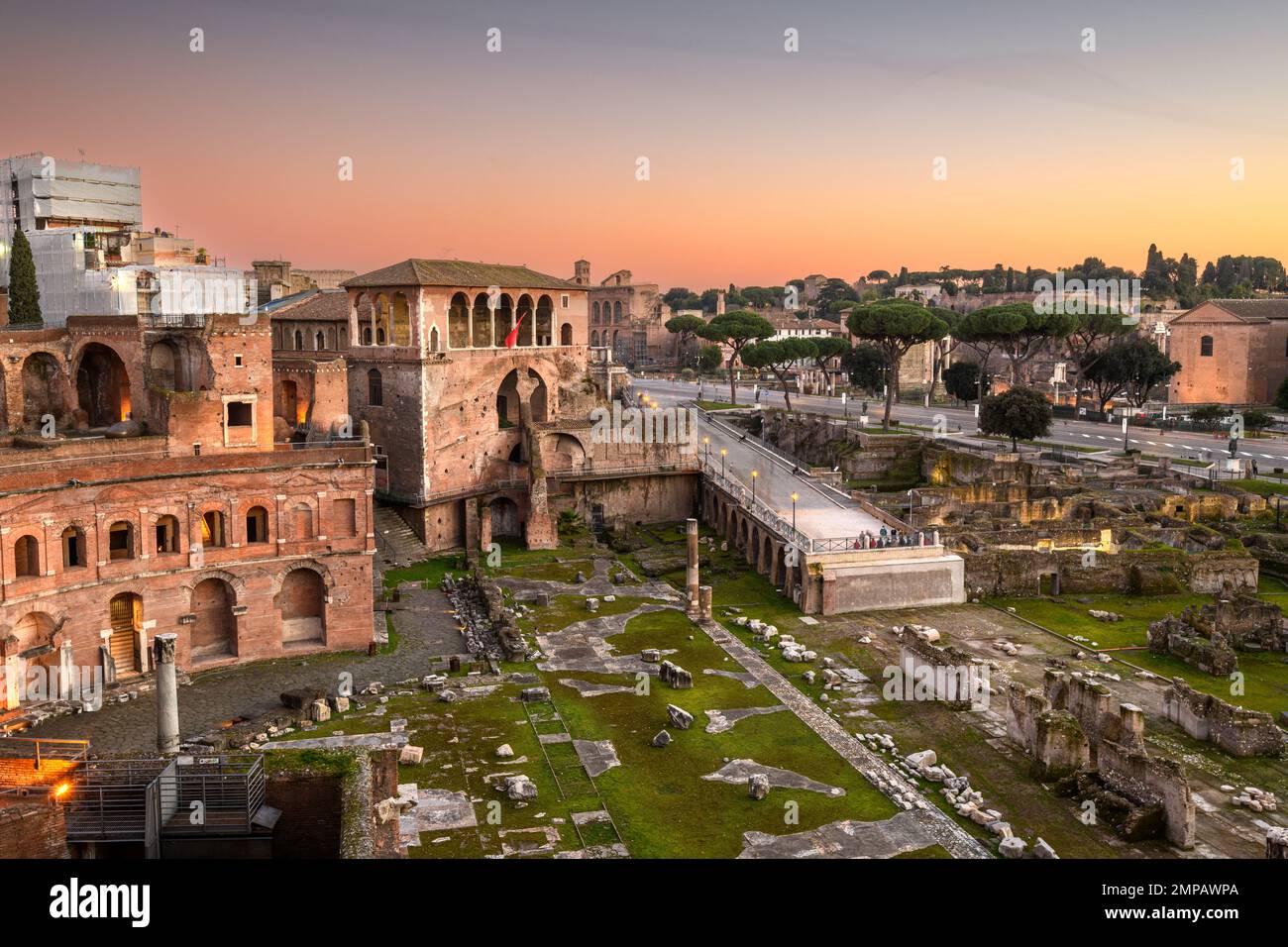 Rom, Italien mit Blick auf das Trajan's Forum in der Abenddämmerung. Stockfoto
