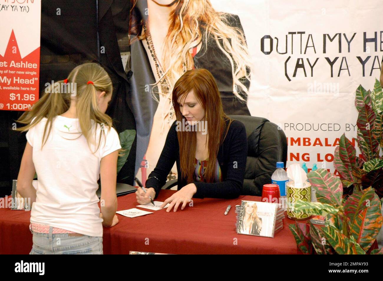 Sängerin Ashlee Simpson tritt bei einer CDSignatur im Sunrise, FL Wal