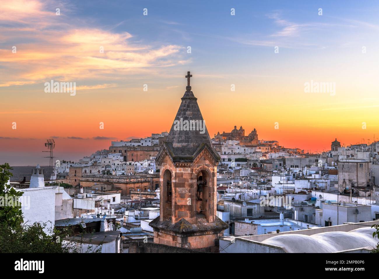 Ostuni, italienische Altstadt und Kirchturm bei Sonnenaufgang. Stockfoto