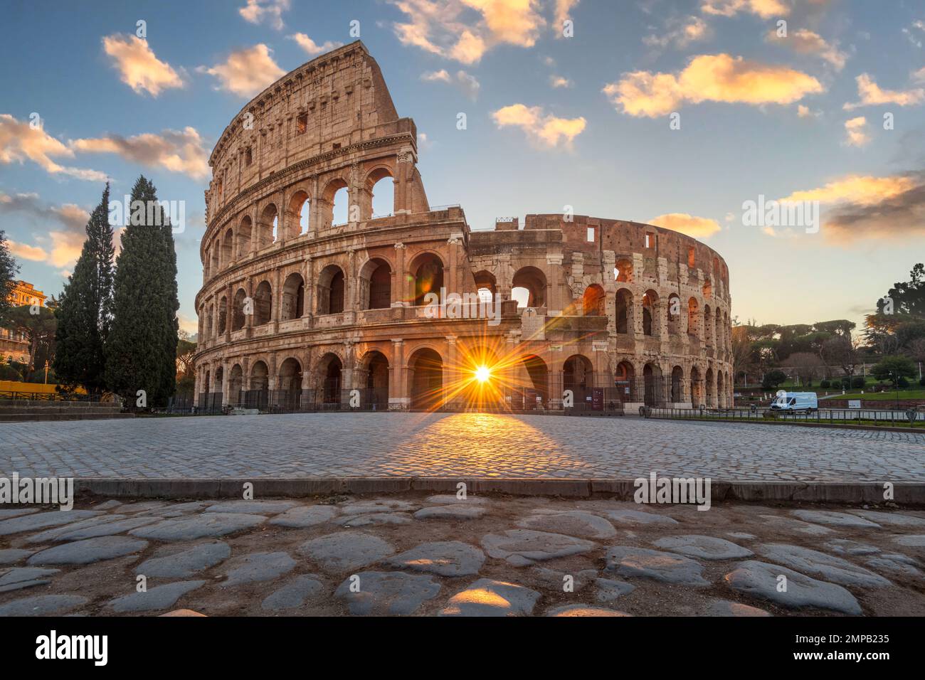 Rom, Italien im Kolosseum Amphitheater mit dem Sonnenaufgang durch den Eingang. Stockfoto