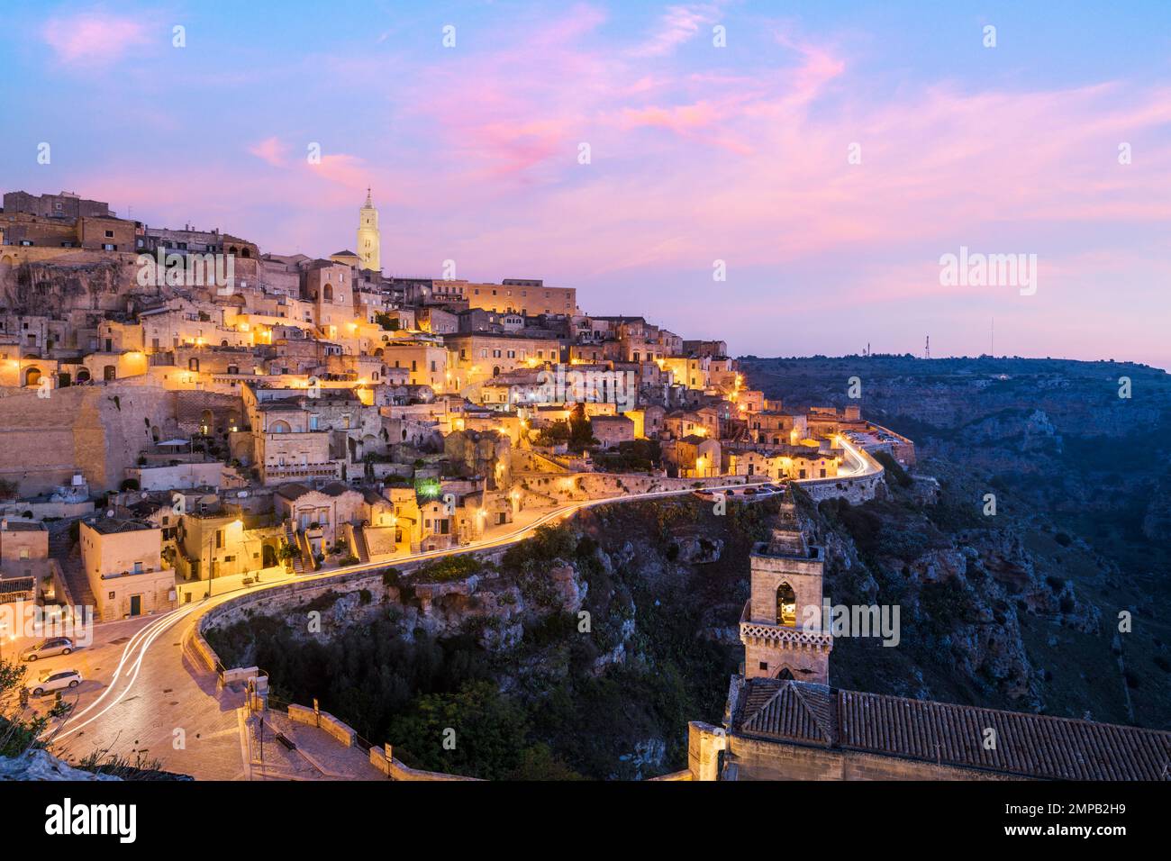 Matera, Italien, am Canyon in der Dämmerung. Stockfoto