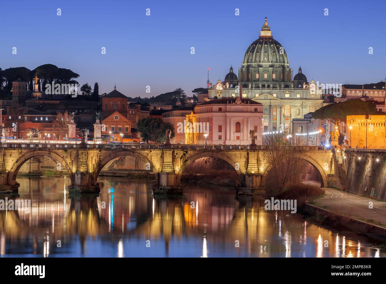 St. Petersdom in der Vatikanstadt mit dem Tiber, der in der Abenddämmerung durch Rom, Italien fließt. Stockfoto