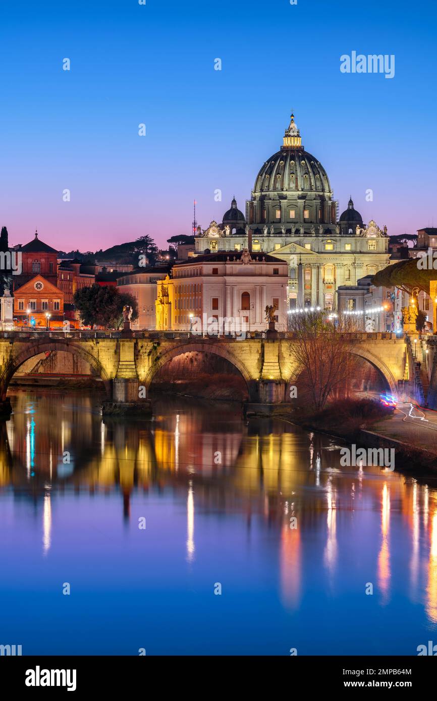 St. Petersdom in der Vatikanstadt mit dem Tiber, der in der Abenddämmerung durch Rom, Italien fließt. Stockfoto
