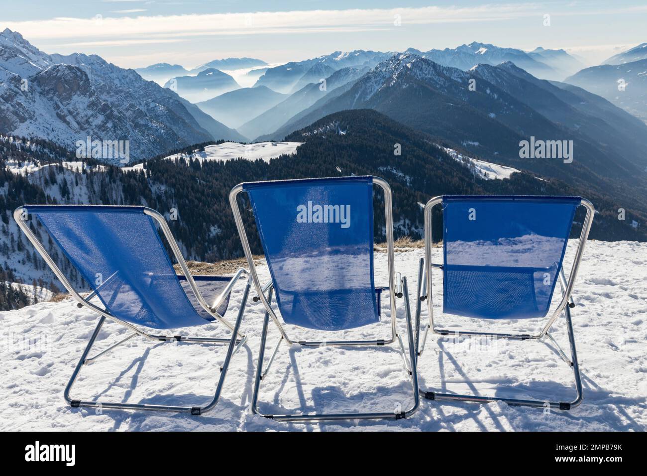 Sonnenliegen mit Blick auf das Pinzolo-Tal. Umkehrung und Nebel über dem Skigebiet Pinzolo (TN) Italien. Ein Blick von oben auf ein nebelbedecktes Tal. Super Stockfoto