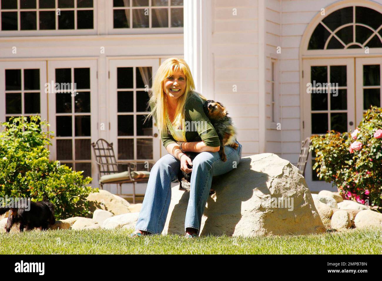 Exklusiv!! Pamela Bach ist hier in ihrem Haus mit ihren geliebten Hunden zu sehen, die Taylor-Anns Akzeptanz im College feiern. Taylor-Ann ist ihre älteste Tochter mit Ex-Mann und Baywatch Schauspieler David Hasselhoff. Los Angeles, Ca. 3/26/08. Stockfoto