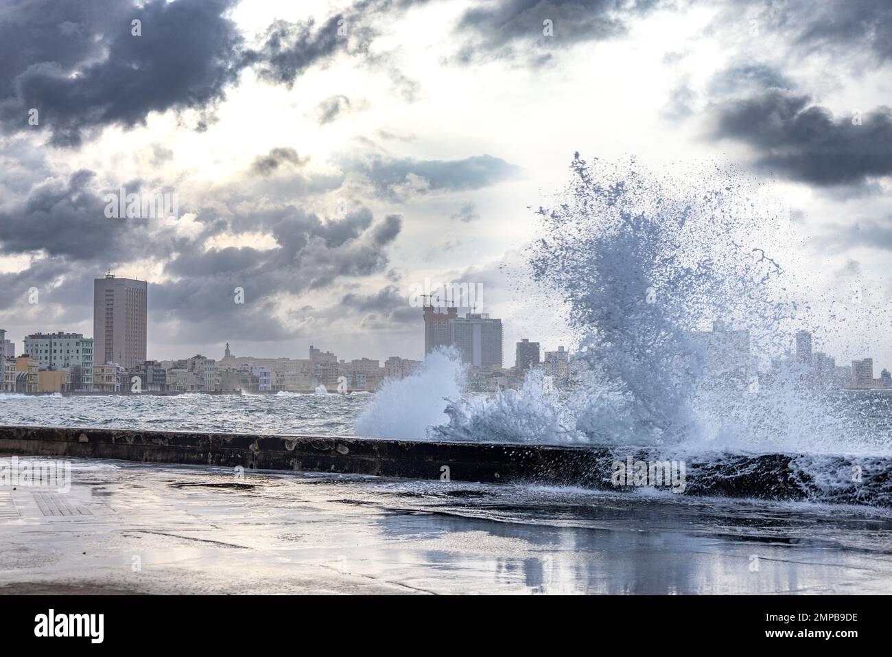 Wellen brechen über die Meereswand, Castillo de San Salvador de la Punta, Havanna, Kuba. Stockfoto