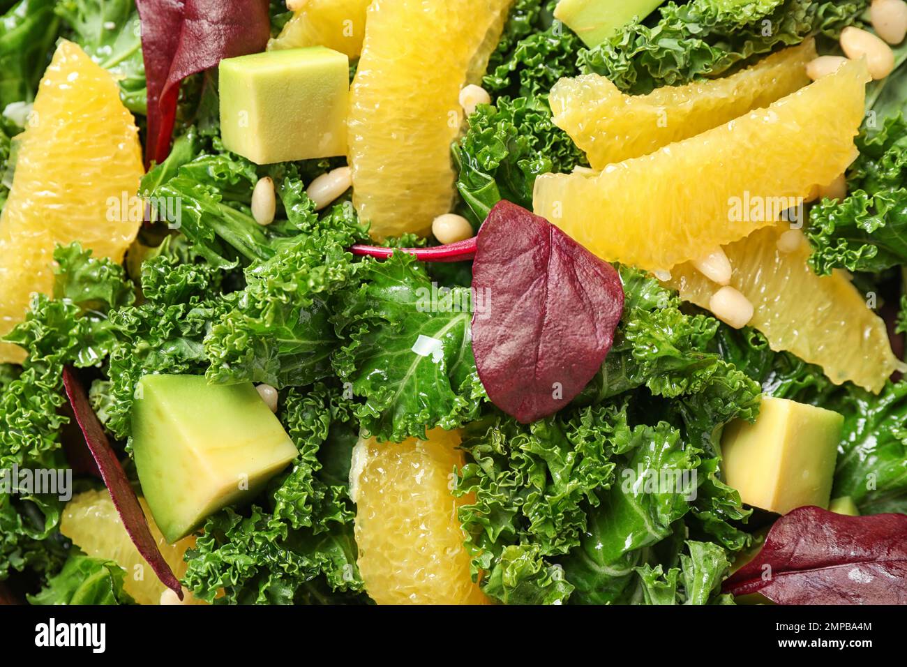 Leckerer frischer Grünkohlsalat als Hintergrund, Nahaufnahme Stockfoto