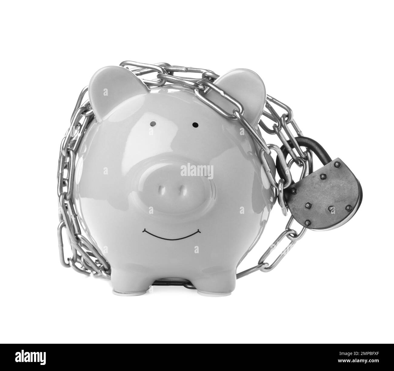 Sparschwein mit Stahlkette und Vorhängeschloss isoliert auf weiß. Geldsicherheitskonzept Stockfoto