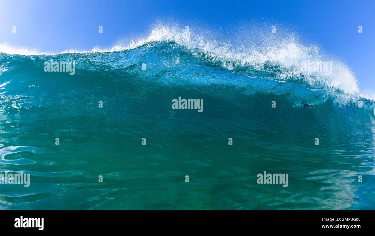 Wellenbaden, Ozean aus nächster Nähe, hohle, krachende blaue Wasserfotografie. Stockfoto