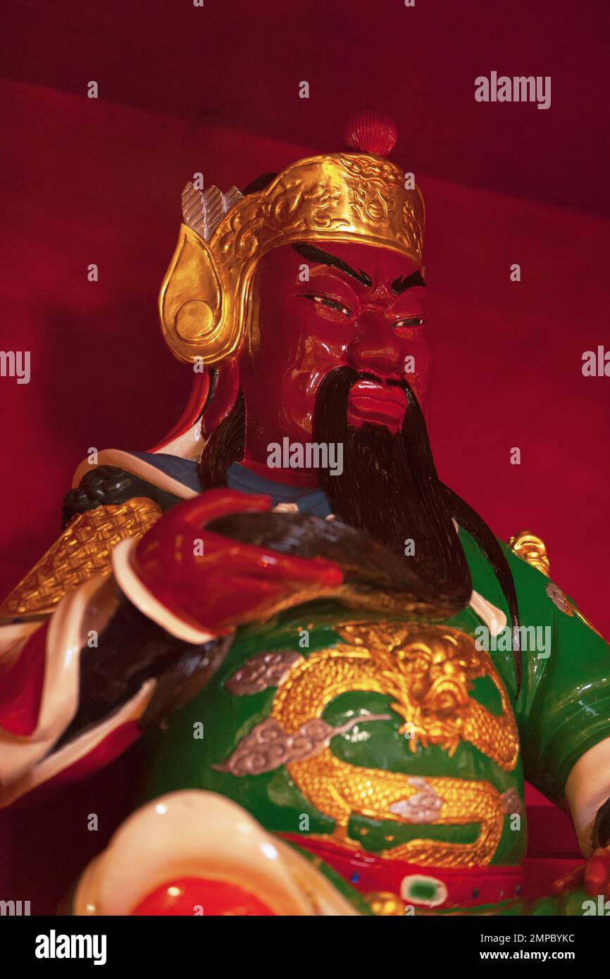 Statue von Guan Yu, einem im 6. Jahrhundert vergötterten Militär-General, der heute noch als Bodhisattva in buddhistischer Tradition verehrt wird. Stockfoto