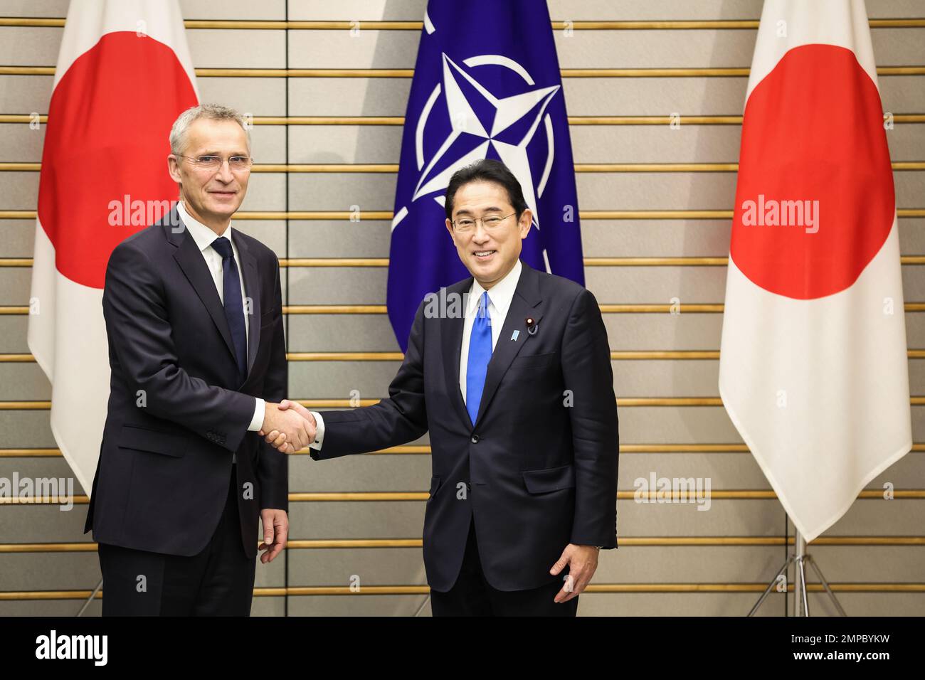 Tokio, Japan. 31. Januar 2023. Der NATO-Generalsekretär Jens Stoltenberg (L) schüttelt am 31. Januar 2023 in Tokio, Japan, mit dem japanischen Premierminister Fumio Kishida die Hand. Stoltenberg besucht Japan, um die bilateralen Beziehungen zwischen dem Land und der EU zu stärken Kredit: SOPA Images Limited/Alamy Live News Stockfoto