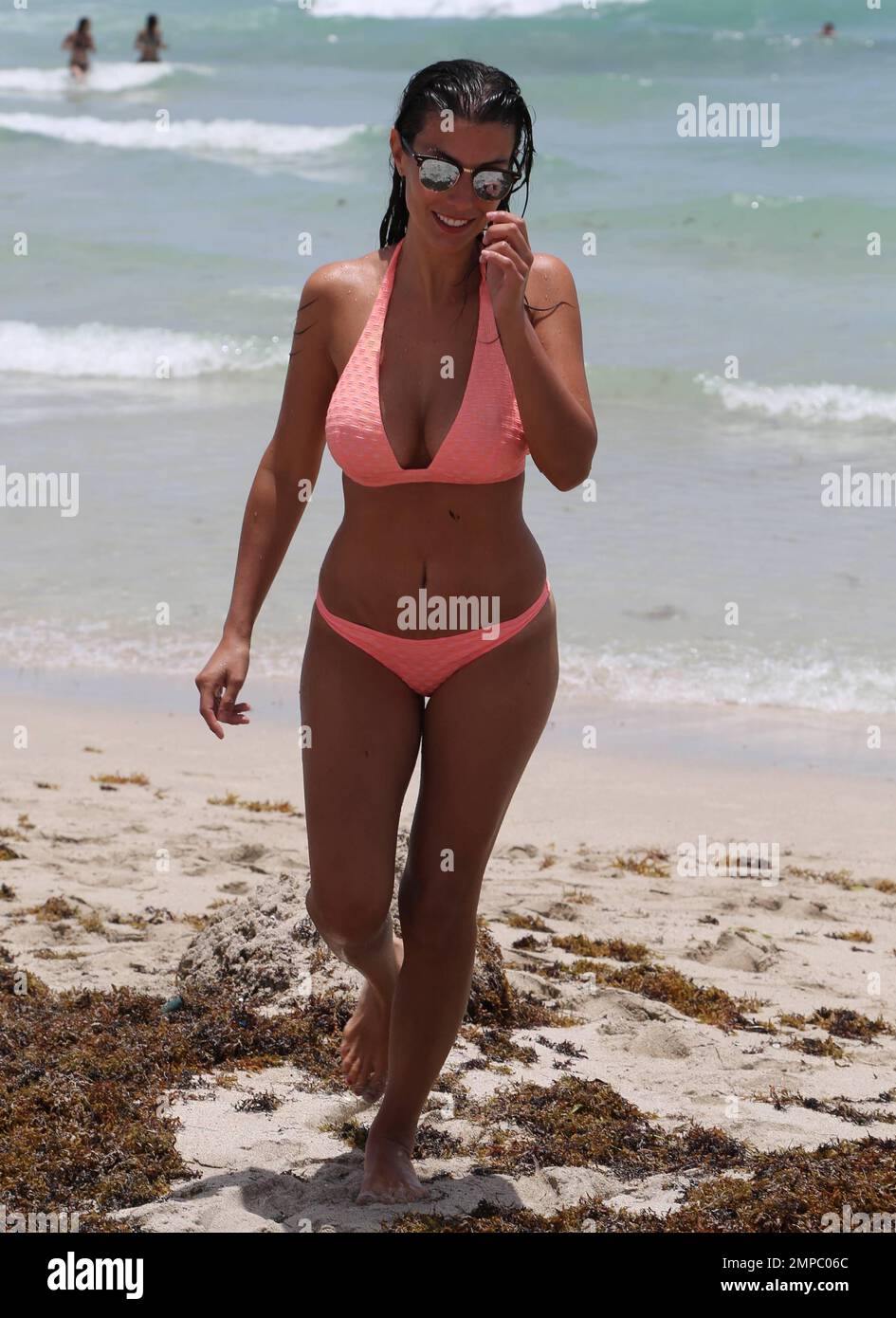 Der Verteidiger der Fußballnationalmannschaft Manchester City & France Bacary Sagna und seine Frau Ludivine Sagna verbringen den Tag mit Freunden am Strand. Miami Beach, Florida 2. Juli 2015. Stockfoto