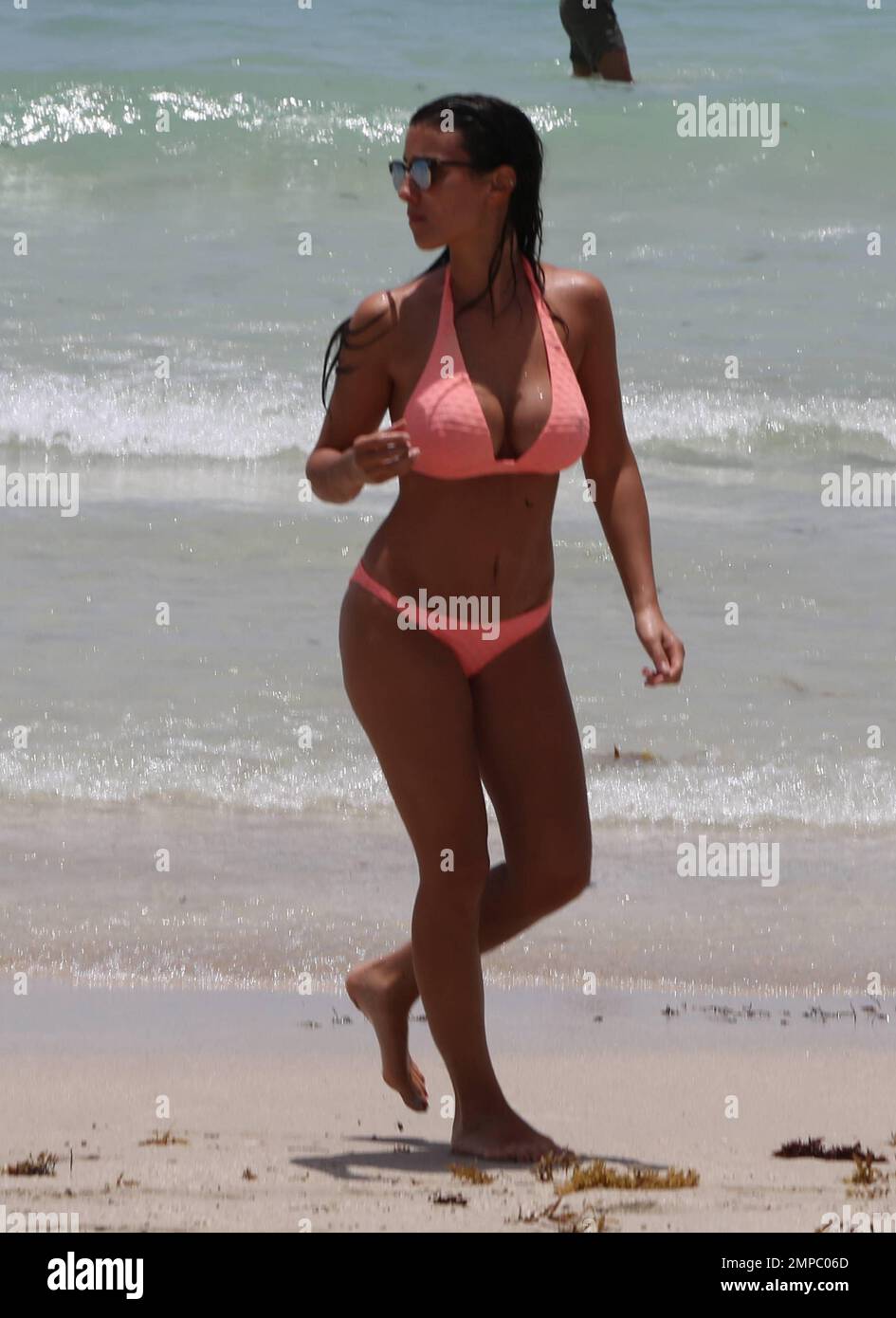Der Verteidiger der Fußballnationalmannschaft Manchester City & France Bacary Sagna und seine Frau Ludivine Sagna verbringen den Tag mit Freunden am Strand. Miami Beach, Florida 2. Juli 2015. Stockfoto