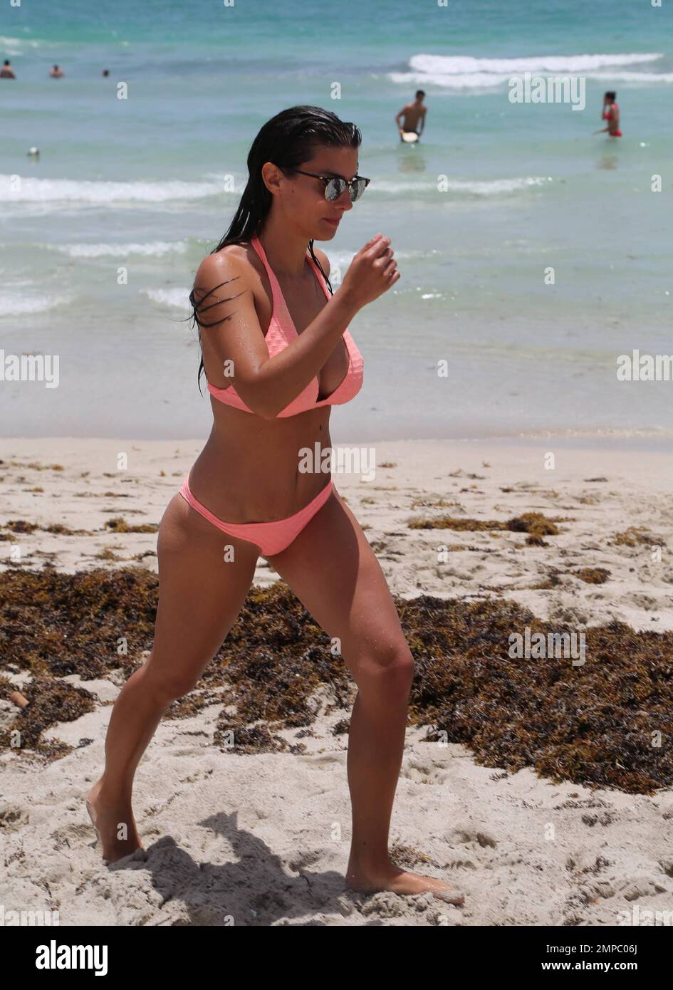 Der Verteidiger der Fußballnationalmannschaft Manchester City & France Bacary Sagna und seine Frau Ludivine Sagna verbringen den Tag mit Freunden am Strand. Miami Beach, Florida 2. Juli 2015. Stockfoto