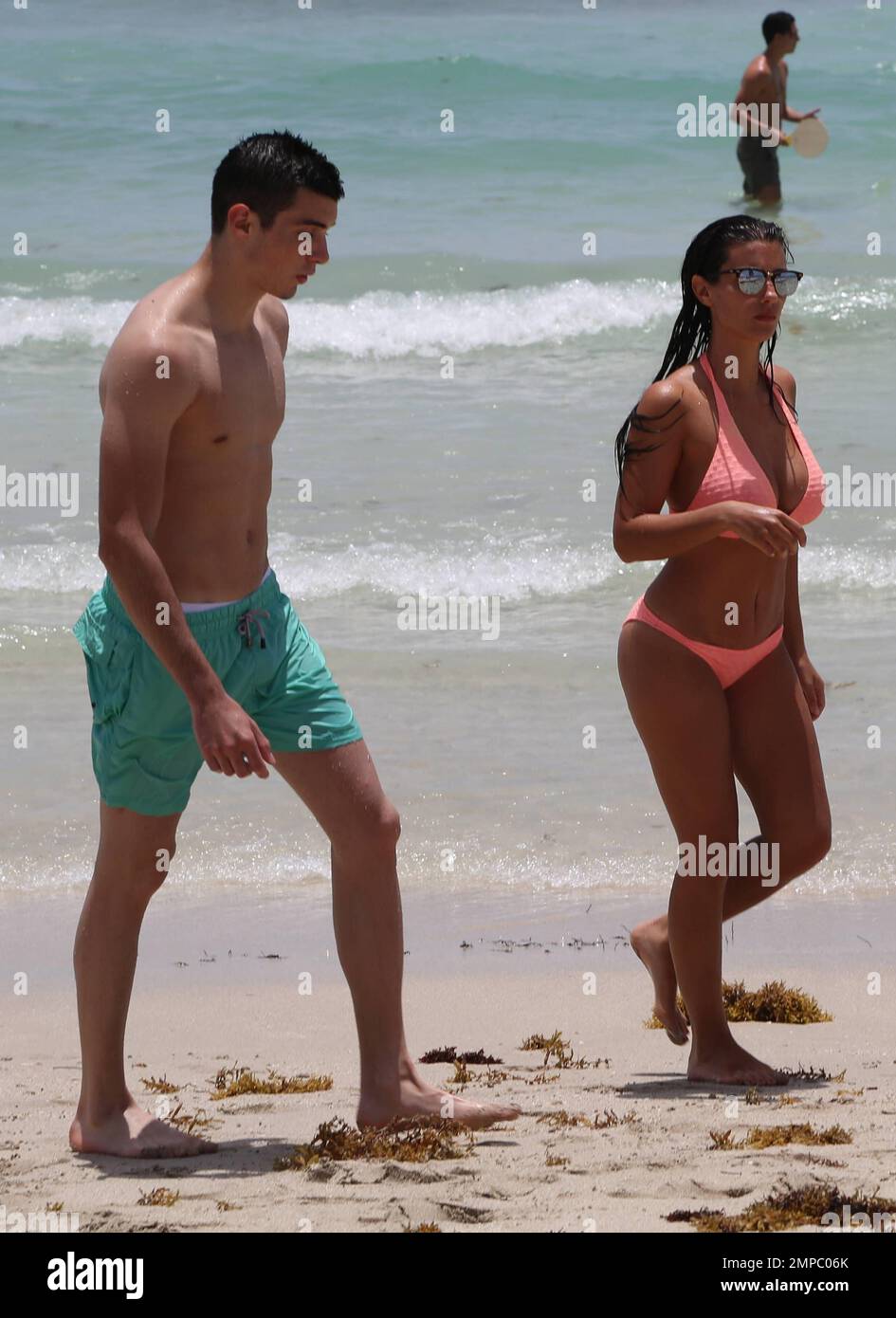 Der Verteidiger der Fußballnationalmannschaft Manchester City & France Bacary Sagna und seine Frau Ludivine Sagna verbringen den Tag mit Freunden am Strand. Miami Beach, Florida 2. Juli 2015. Stockfoto