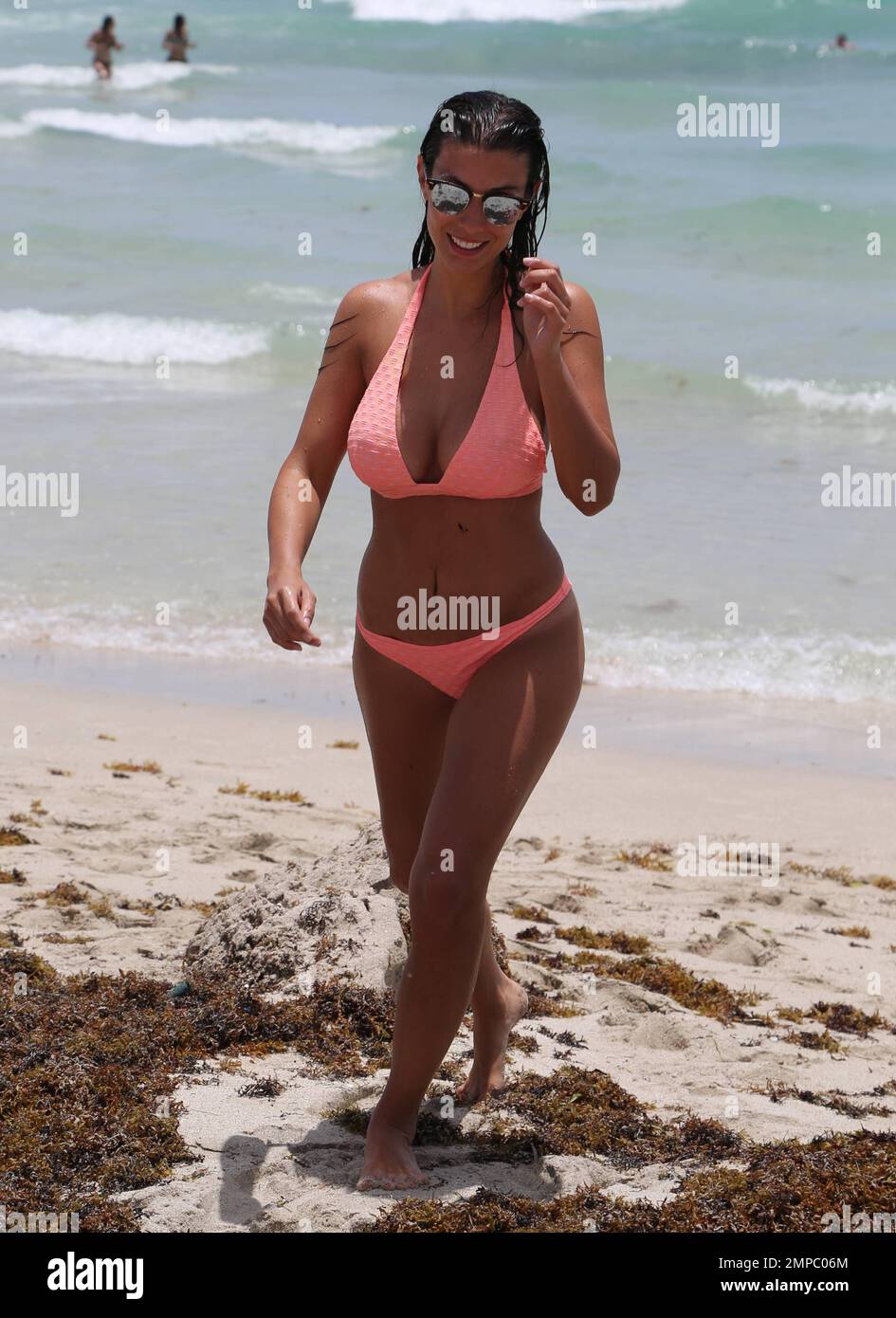 Der Verteidiger der Fußballnationalmannschaft Manchester City & France Bacary Sagna und seine Frau Ludivine Sagna verbringen den Tag mit Freunden am Strand. Miami Beach, Florida 2. Juli 2015. Stockfoto