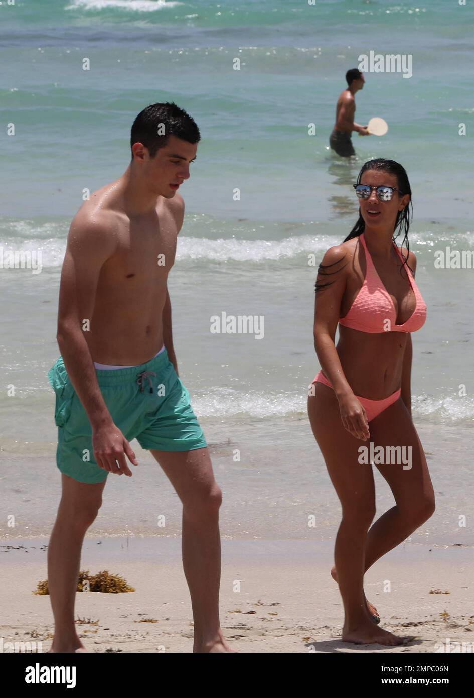 Der Verteidiger der Fußballnationalmannschaft Manchester City & France Bacary Sagna und seine Frau Ludivine Sagna verbringen den Tag mit Freunden am Strand. Miami Beach, Florida 2. Juli 2015. Stockfoto