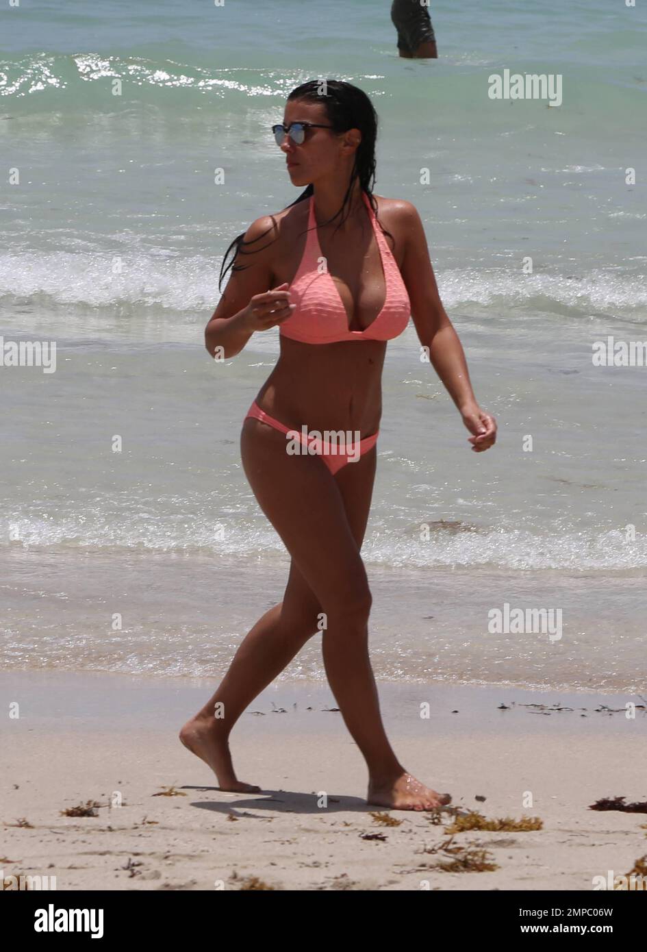 Der Verteidiger der Fußballnationalmannschaft Manchester City & France Bacary Sagna und seine Frau Ludivine Sagna verbringen den Tag mit Freunden am Strand. Miami Beach, Florida 2. Juli 2015. Stockfoto