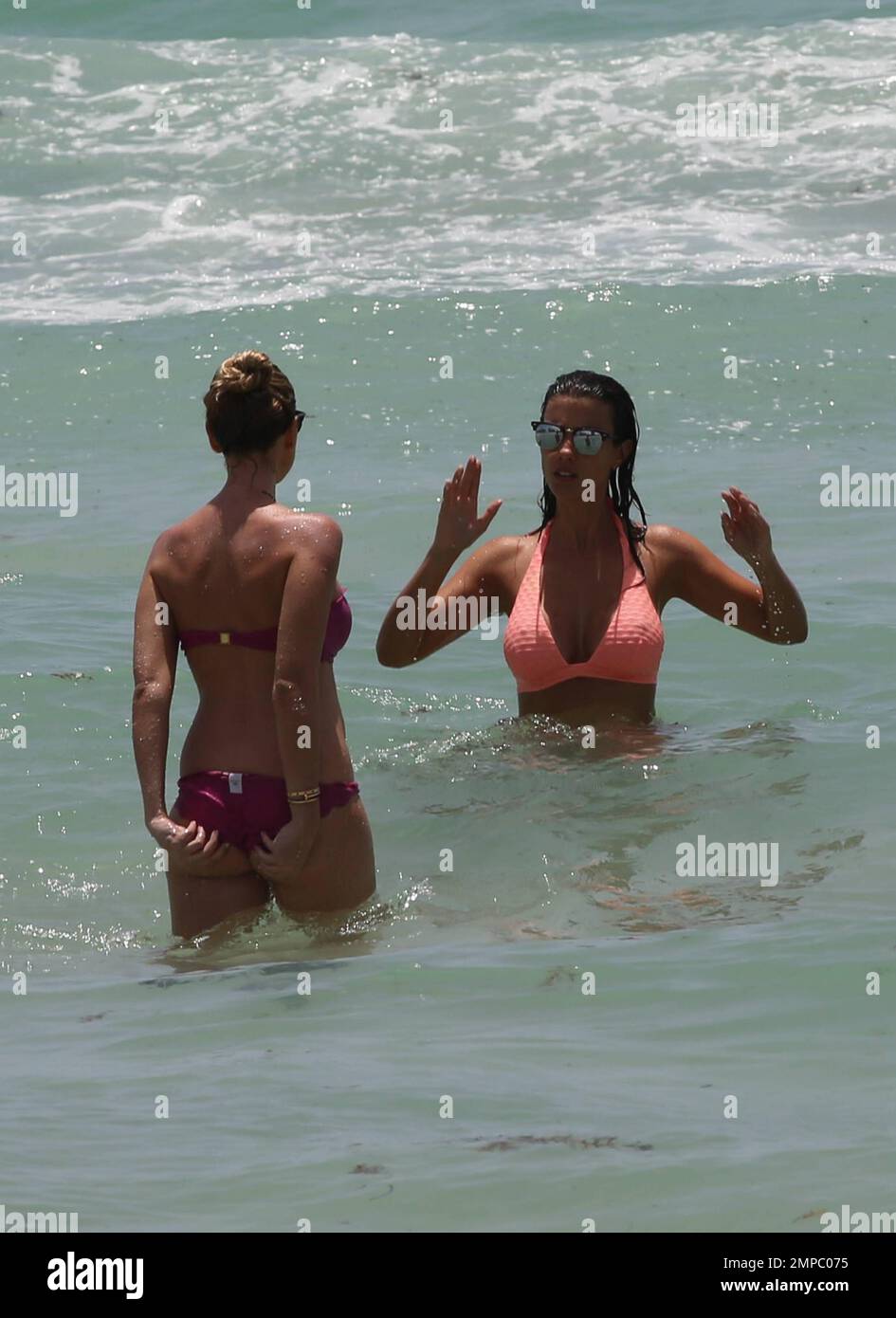 Der Verteidiger der Fußballnationalmannschaft Manchester City & France Bacary Sagna und seine Frau Ludivine Sagna verbringen den Tag mit Freunden am Strand. Miami Beach, Florida 2. Juli 2015. Stockfoto