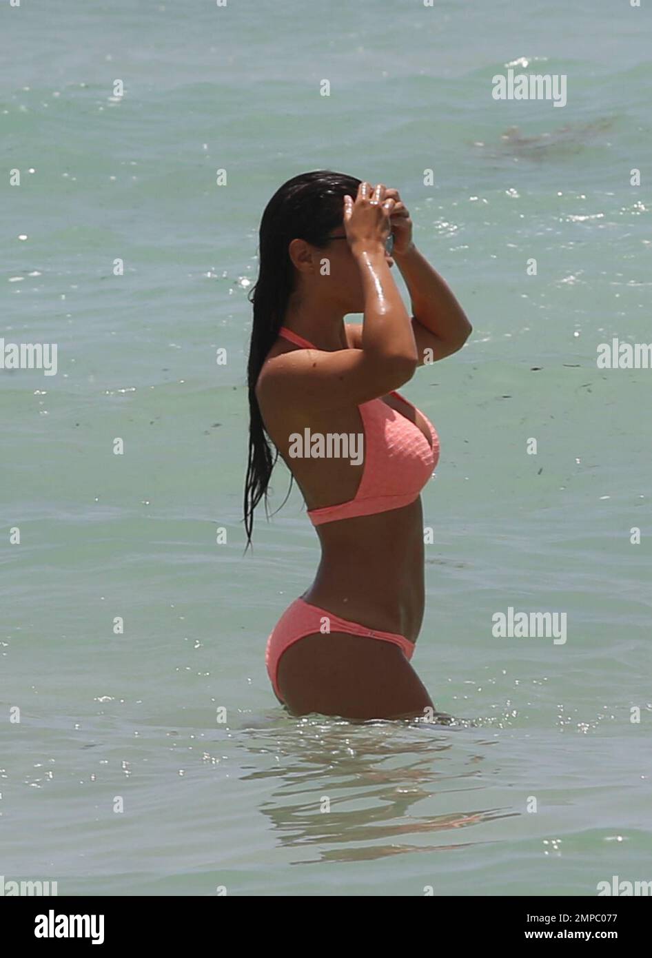 Der Verteidiger der Fußballnationalmannschaft Manchester City & France Bacary Sagna und seine Frau Ludivine Sagna verbringen den Tag mit Freunden am Strand. Miami Beach, Florida 2. Juli 2015. Stockfoto