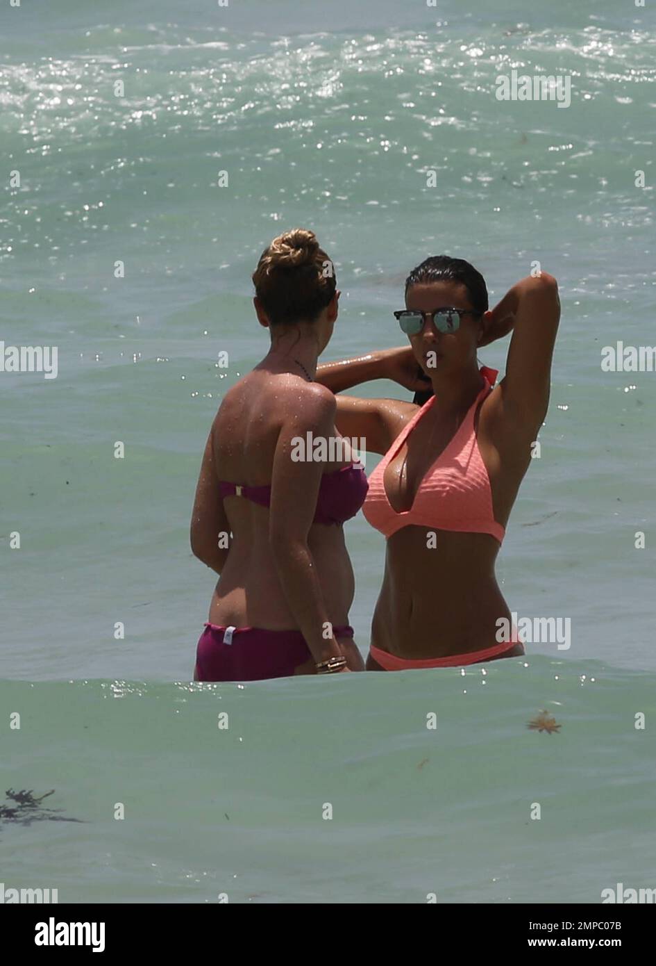 Der Verteidiger der Fußballnationalmannschaft Manchester City & France Bacary Sagna und seine Frau Ludivine Sagna verbringen den Tag mit Freunden am Strand. Miami Beach, Florida 2. Juli 2015. Stockfoto