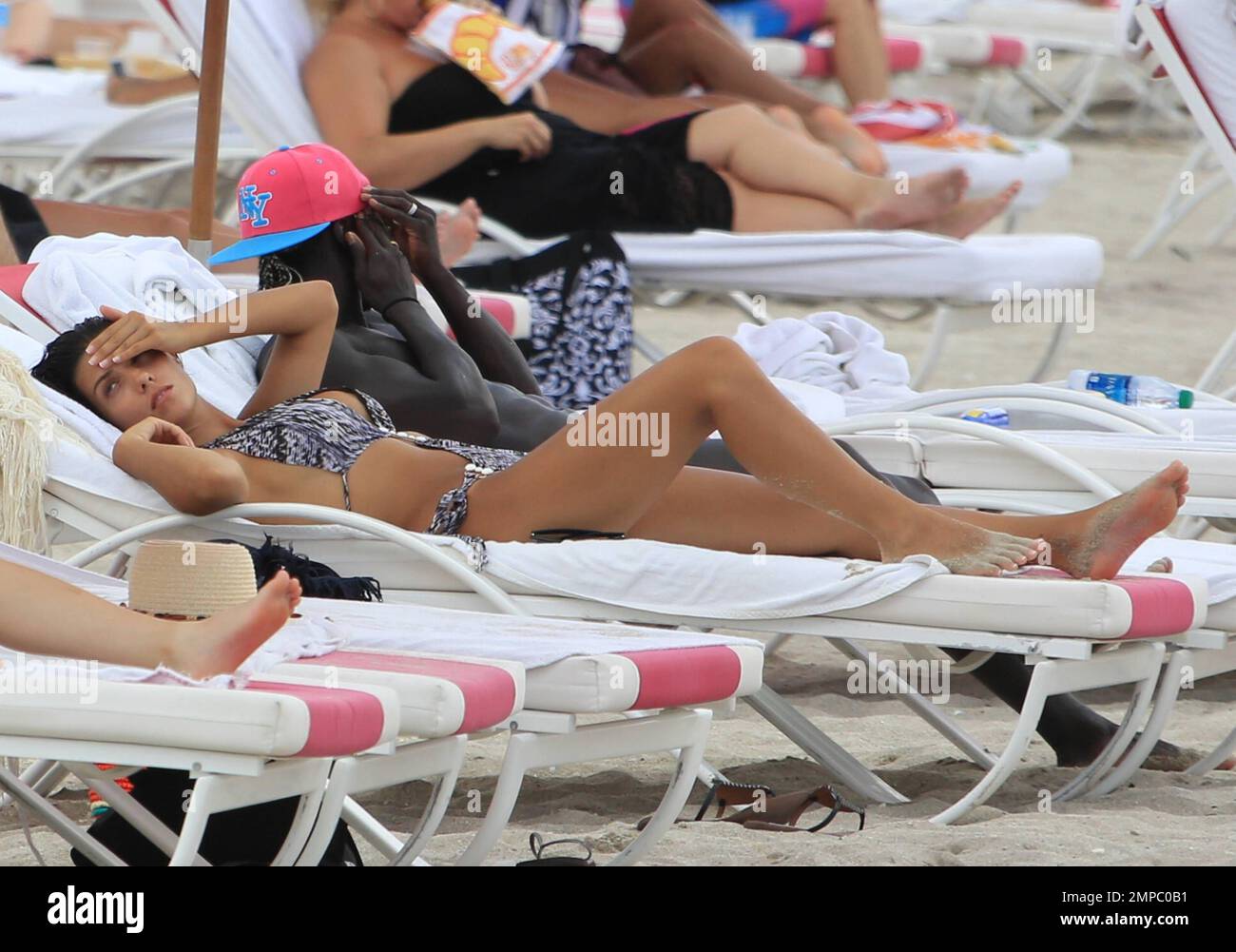 Der Fußballspieler von Manchester City, Bacary Sagna, genießt mit seiner Frau Ludivine den Ozean. Miami Beach, Florida 18. Juli 2014. Stockfoto