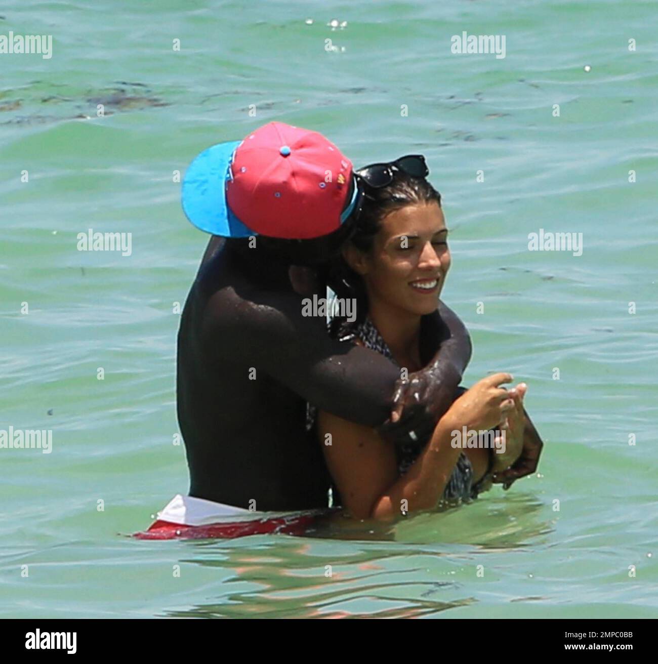 Der Fußballspieler von Manchester City, Bacary Sagna, genießt mit seiner Frau Ludivine den Ozean. Miami Beach, Florida 18. Juli 2014. Stockfoto