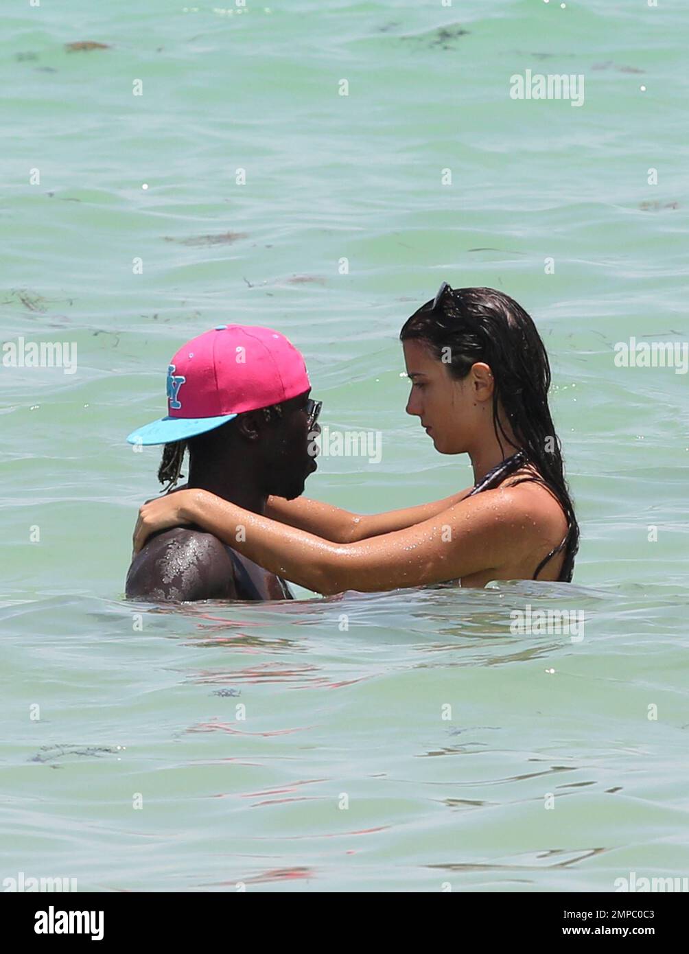 Der Fußballspieler von Manchester City, Bacary Sagna, genießt mit seiner Frau Ludivine den Ozean. Miami Beach, Florida 18. Juli 2014. Stockfoto