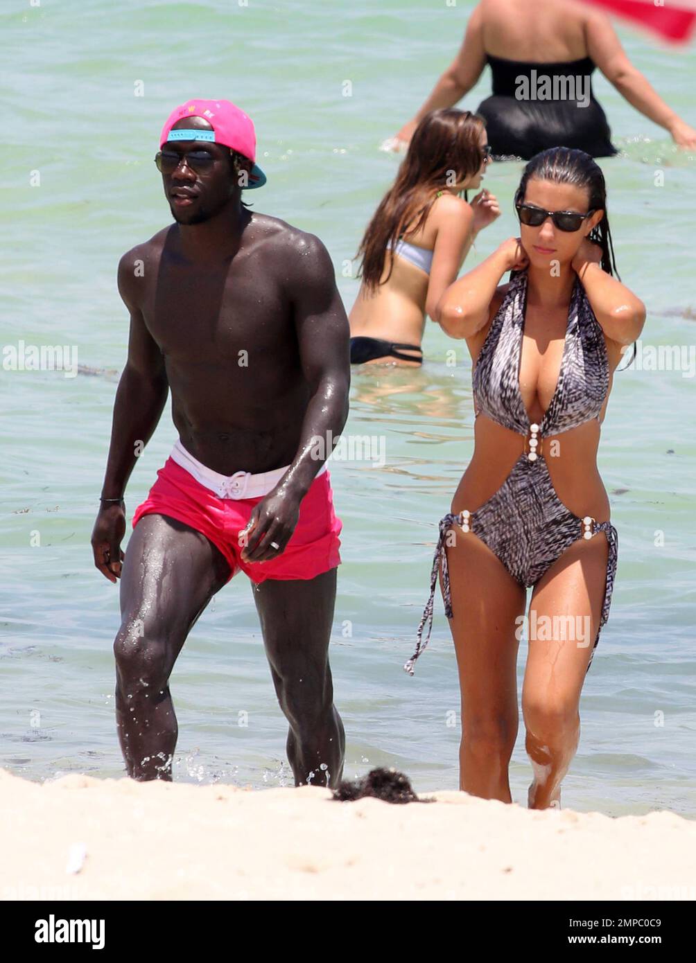 Der Fußballspieler von Manchester City, Bacary Sagna, genießt mit seiner Frau Ludivine den Ozean. Miami Beach, Florida 18. Juli 2014. Stockfoto