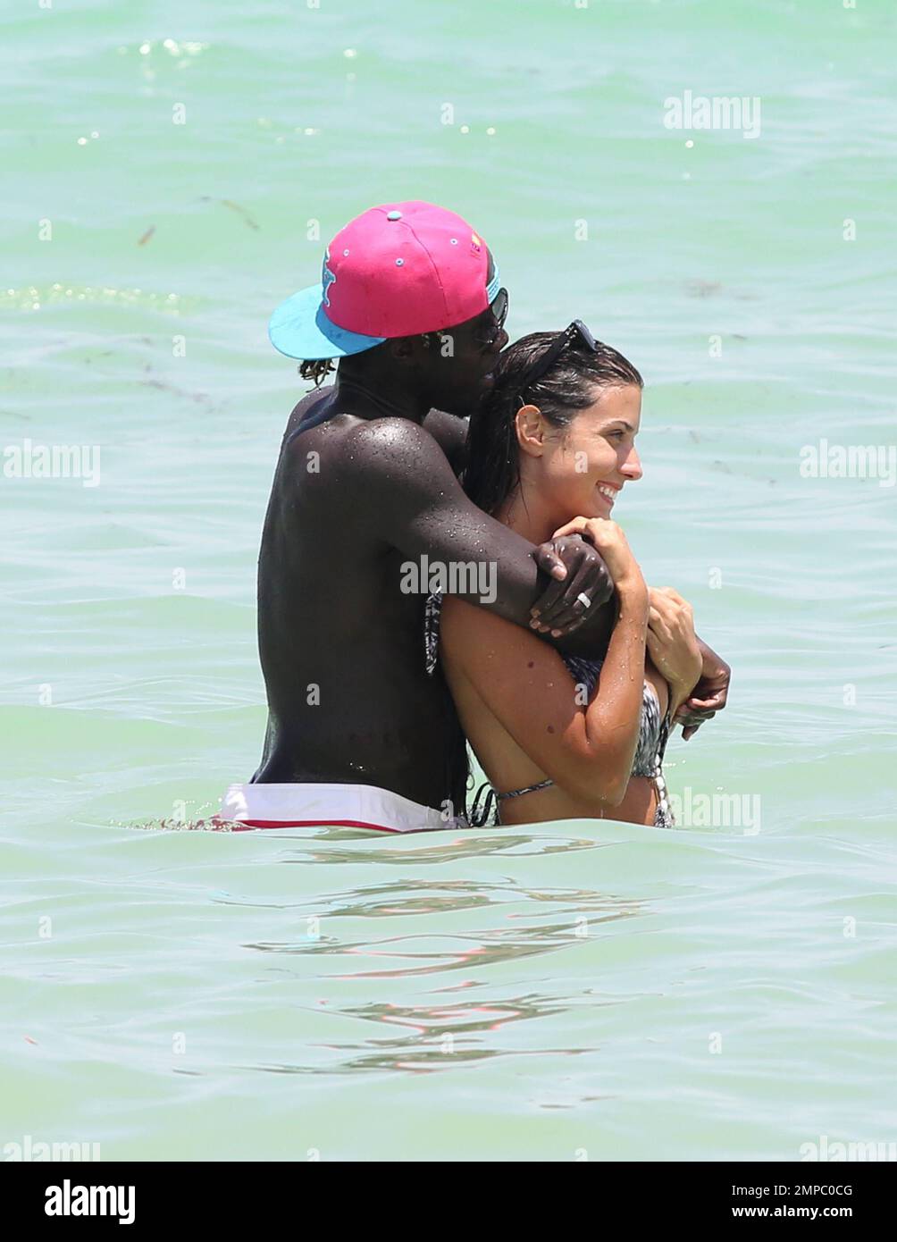 Der Fußballspieler von Manchester City, Bacary Sagna, genießt mit seiner Frau Ludivine den Ozean. Miami Beach, Florida 18. Juli 2014. Stockfoto