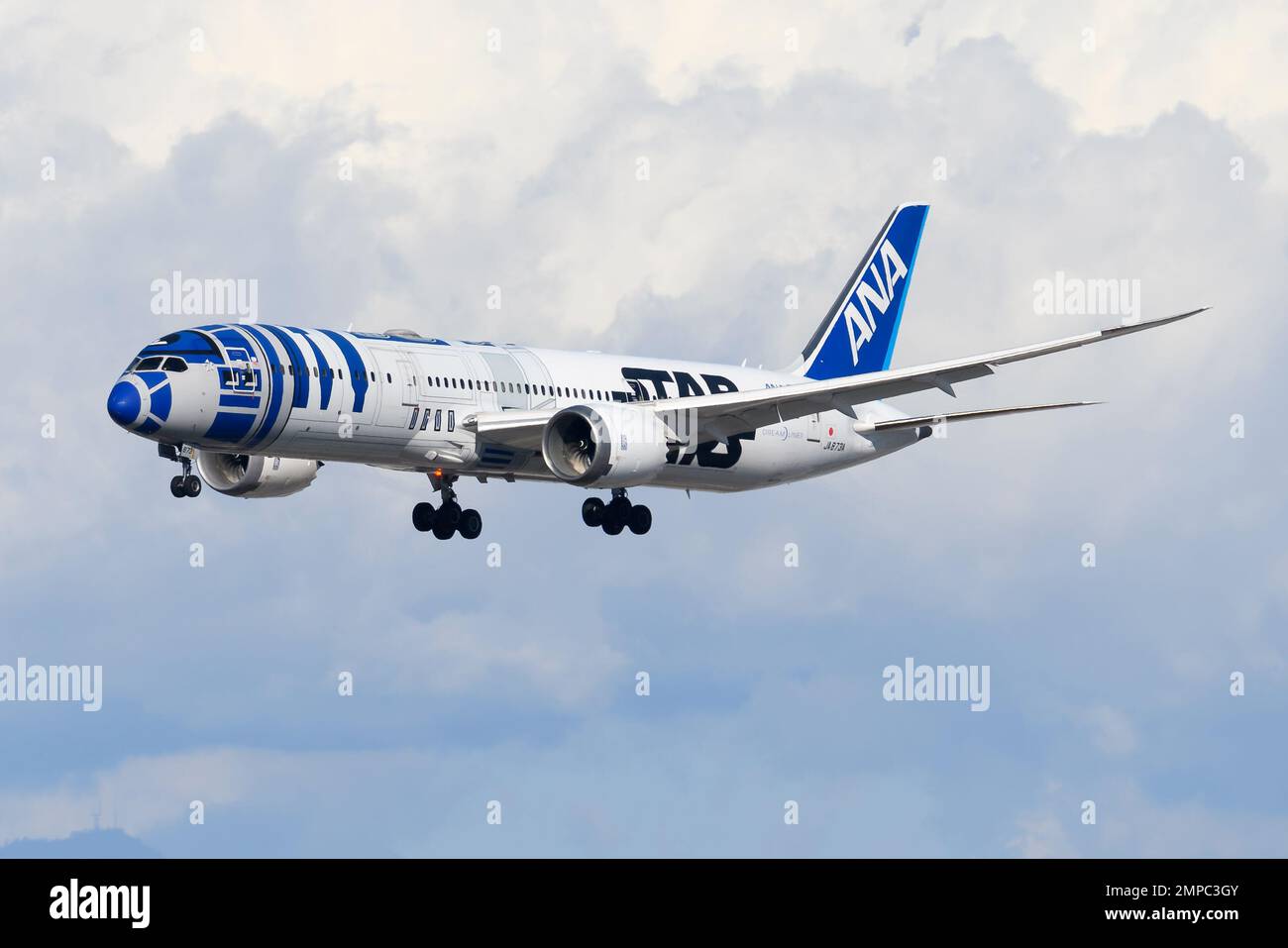 ANA Boeing 787-9 mit Star Wars-Design mit R2-D2. Flugzeug von All Nippon Airways 787 Dreamliner mit Star Wars Spezial-Lackierung R2D2. Stockfoto