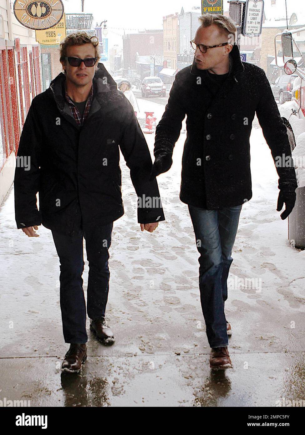 Simon Baker und Paul Bettany unterhalten sich während eines Schneesturms auf der Main Street beim Sundance Film Festival. Park City, UT. 01/25/2011. Stockfoto