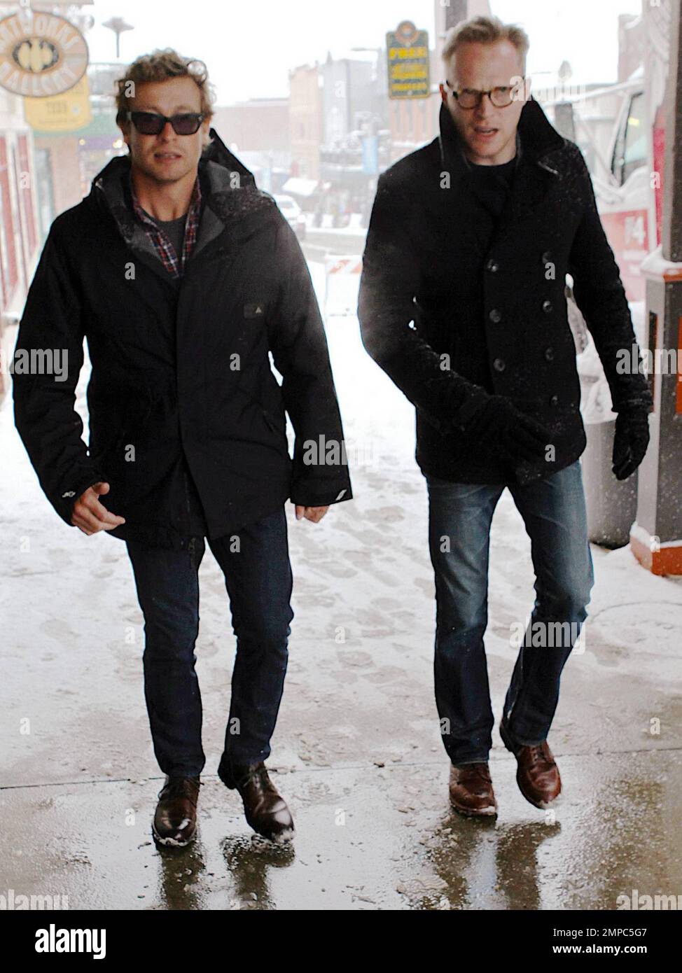 Simon Baker und Paul Bettany unterhalten sich während eines Schneesturms auf der Main Street beim Sundance Film Festival. Park City, UT. 01/25/2011. Stockfoto