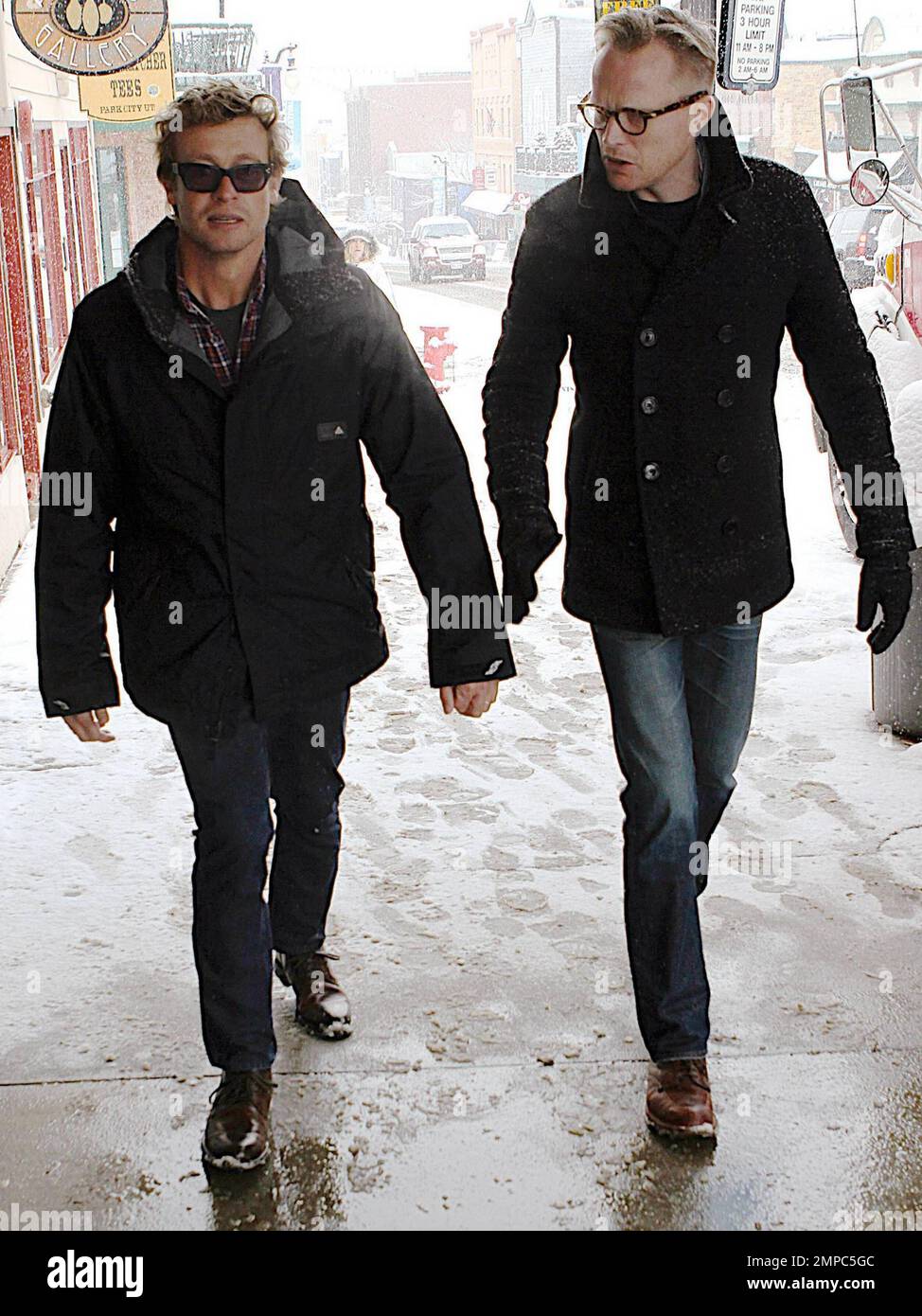 Simon Baker und Paul Bettany unterhalten sich während eines Schneesturms auf der Main Street beim Sundance Film Festival. Park City, UT. 01/25/2011. Stockfoto