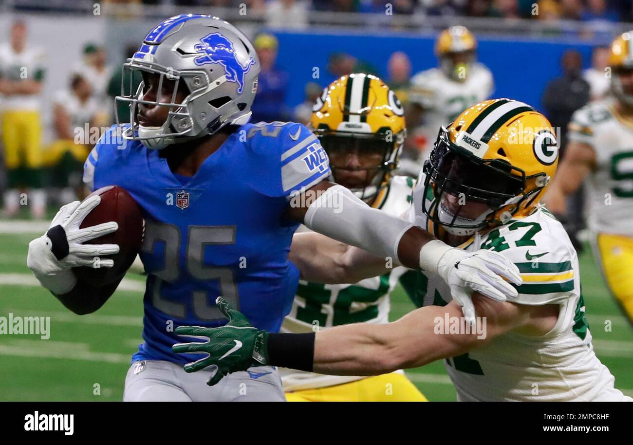 Detroit Lions running back Theo Riddick (25) is stopped by Green Bay Packers inside linebacker Jake Ryan (47) during the first half of an NFL football game, Sunday, Dec. 31, 2017, in Detroit. (AP Photo/Carlos Osorio) Stockfoto
