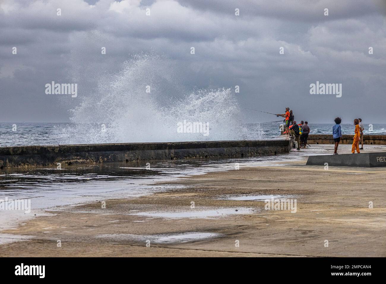 Wellen brechen über die Meereswand, Castillo de San Salvador de la Punta, Havanna, Kuba. Stockfoto