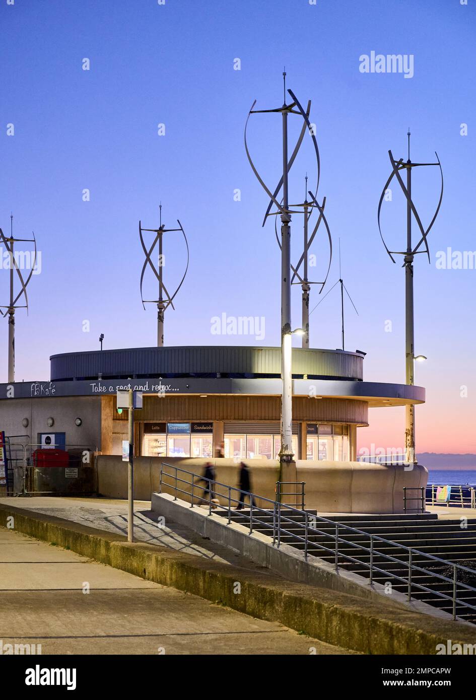 Rundes Café, das als Drehort für Star Wars Film verwendet wurde, umgeben von Windturbinen an der Küste von Cleveleys Stockfoto