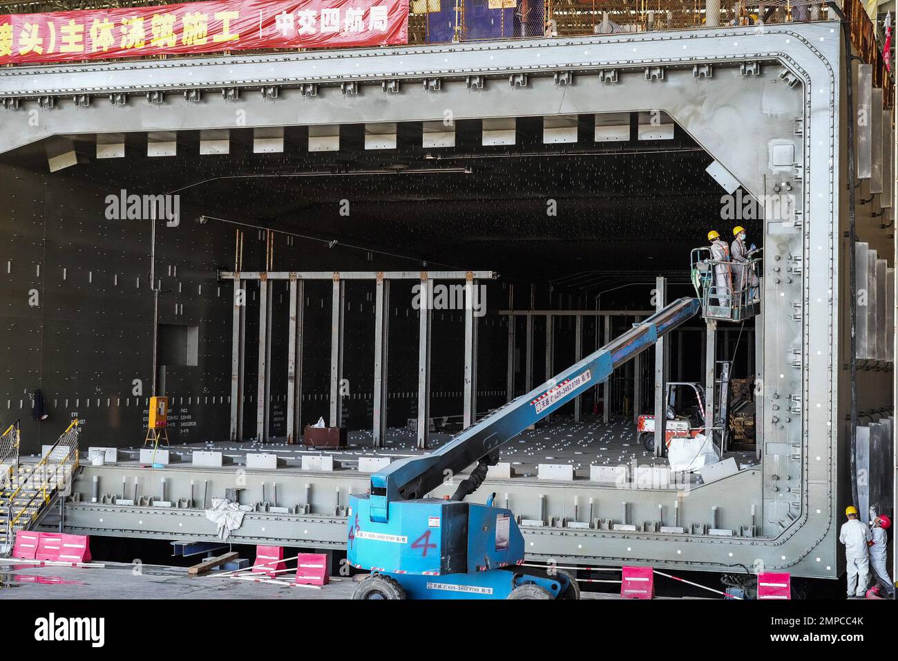 (230131) -- ZHUHAI, 31. Januar 2023 (Xinhua) -- Mitarbeiter bereiten die Ausrüstung des Tauchrohrs E23of Shenzhen-Zhongshan Highway underwater Tunnel in einer Tauchrohrfabrik von CCCC Fourth Harbour Engineering Co., Ltd. Auf Niutou Island, Zhuhai, Südchina Provinz Guangdong, am 30. Januar 2023 vor. Die Vorfertigung von E23, dem letzten Tauchrohr (nicht standardisiertes Rohr, einschließlich des letzten Gelenks) eines Unterwassertunnels, eines Abschnitts der Autobahn zwischen Shenzhen und Zhongshan in Guangdong, wurde am Dienstag abgeschlossen. Nach dem Gießen von Beton wiegt das 164,5 Meter lange Stahlrohr ca. 80,0 kg Stockfoto