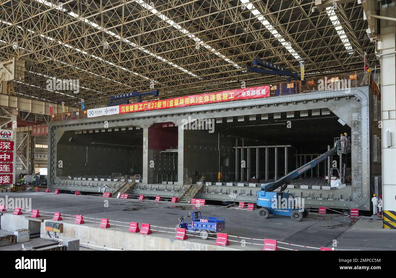 (230131) -- ZHUHAI, 31. Januar 2023 (Xinhua) -- Mitarbeiter bereiten die Ausrüstung des Tauchrohrs E23of Shenzhen-Zhongshan Highway underwater Tunnel in einer Tauchrohrfabrik von CCCC Fourth Harbour Engineering Co., Ltd. Auf Niutou Island, Zhuhai, Südchina Provinz Guangdong, am 30. Januar 2023 vor. Die Vorfertigung von E23, dem letzten Tauchrohr (nicht standardisiertes Rohr, einschließlich des letzten Gelenks) eines Unterwassertunnels, eines Abschnitts der Autobahn zwischen Shenzhen und Zhongshan in Guangdong, wurde am Dienstag abgeschlossen. Nach dem Betongießen wiegt das 164,5 Meter lange Stahlrohr ca. 80 kg. Stockfoto