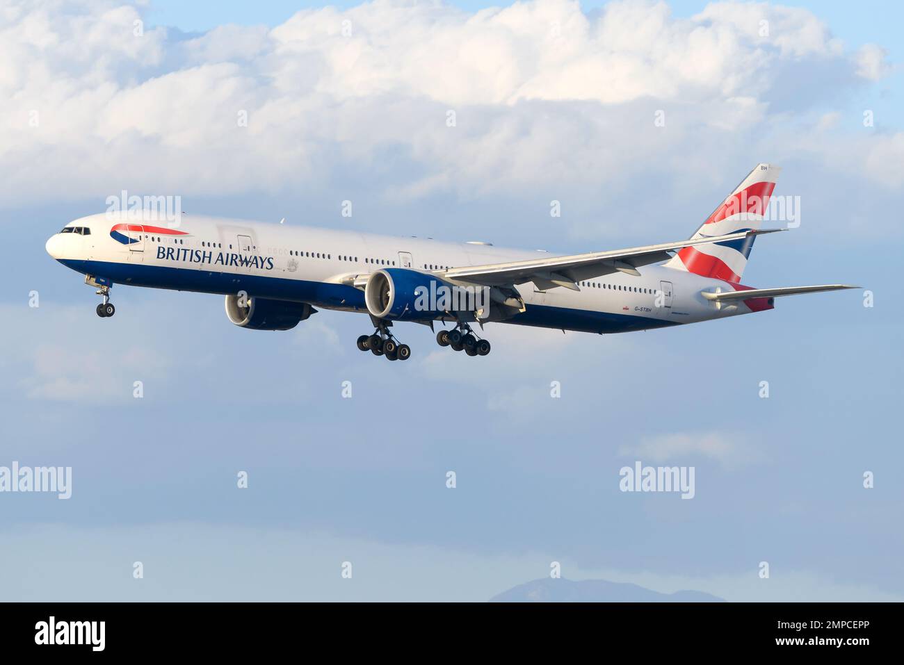British Airways Boeing 777 Flugzeuglandung. Flugzeug 777-300 von British Airways fliegt. Ebene G-STBH. Stockfoto