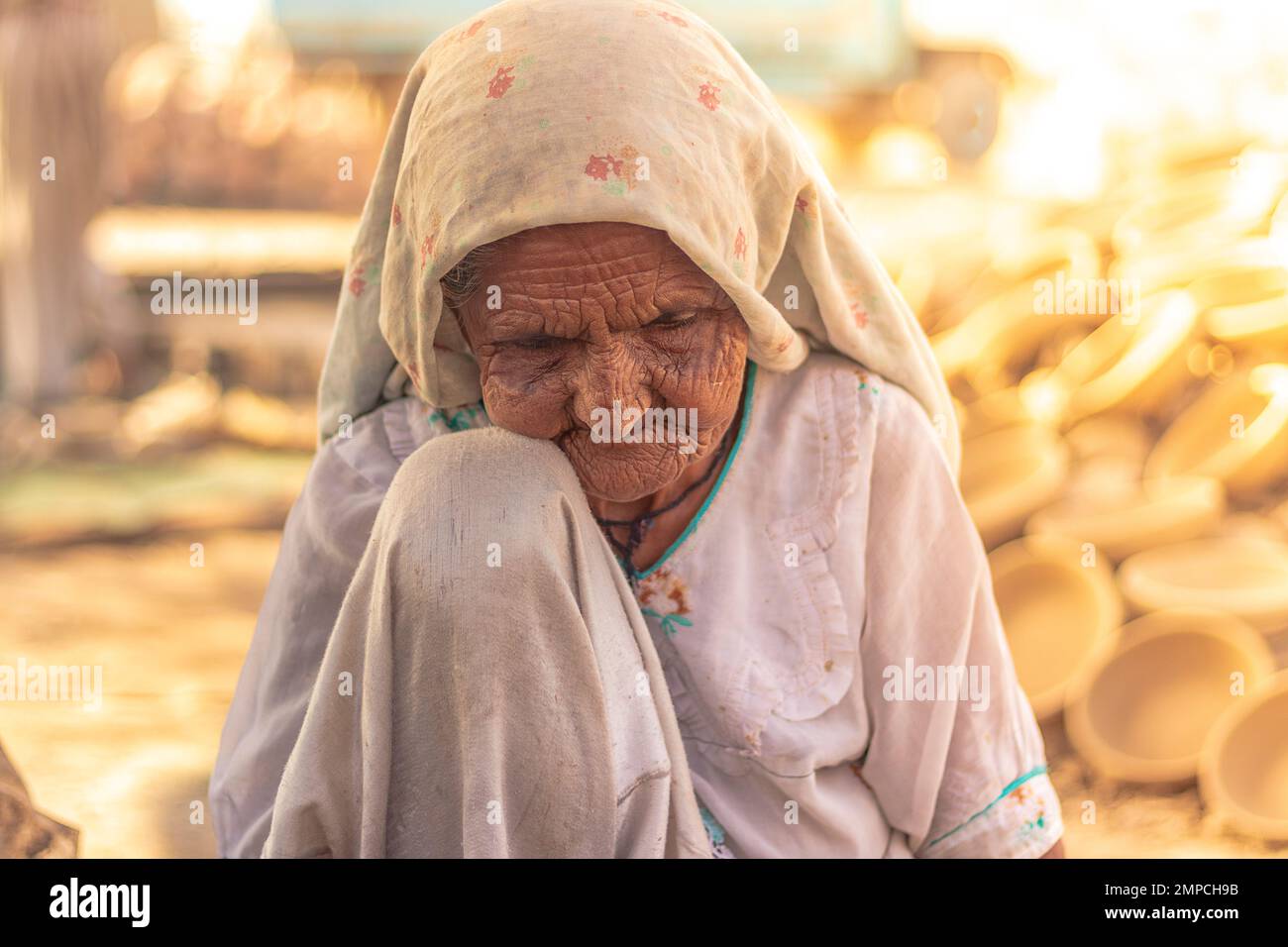 Karatschi Pakistan 2018, eine alte arbeiterfrau, die in seinem kleinen Laden sitzt, wo sie morgens Töpferarbeiten macht, Frauenförderung Stockfoto