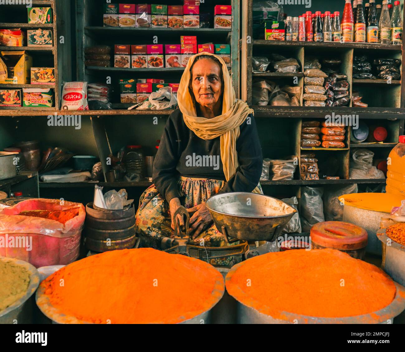 Karatschi Pakistan 2019, eine alte Frau, die einen kleinen Masala-Laden in belebten Märkten von Kharadar karatschi betreibt, kleine Händler, Frauenförderung, kleine Unternehmen Stockfoto