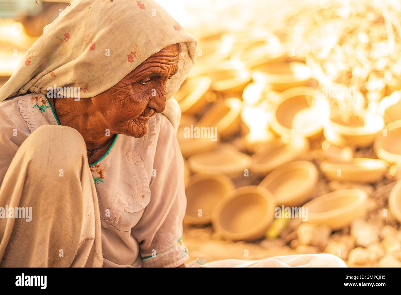 Karatschi Pakistan 2018, eine alte arbeiterfrau, die in seinem kleinen Laden sitzt, wo sie morgens Töpferarbeiten macht, Frauenförderung Stockfoto