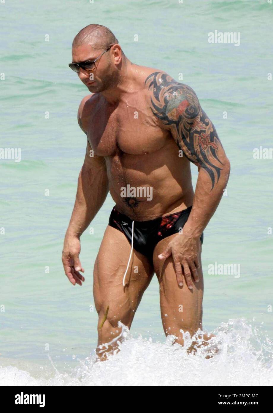 EXKLUSIV!! WWE Profi-Ringer und vierfacher Schwergewichtsweltmeister  Batista (auch bekannt als David Bautista, Jr.) nutzen einige Zeit der  Erholung von der Operation, um die Sonne und das Surfen in South Beach zu  genießen.